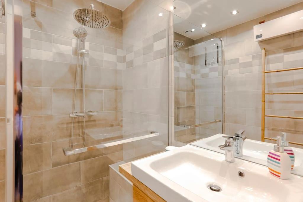 French Riviera 1 Bedroom On The Beach Facing Cannes Théoule-sur-Mer Exteriör bild